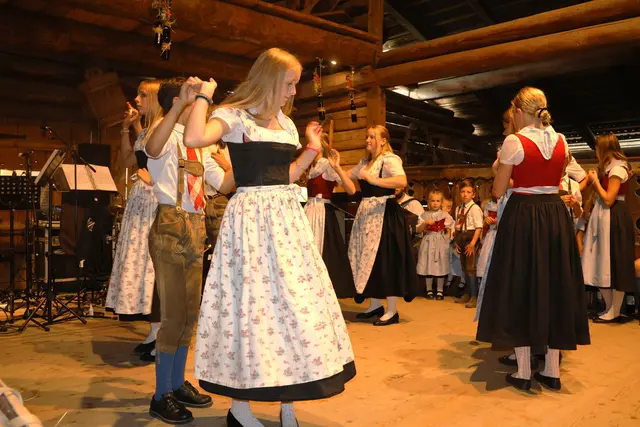 Die Tanzaufführung von den jungen "Lustigen Zauchenseer" brachten unterhaltsamen Schwung in den Abend. | Foto: Agnes Etzer