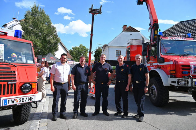 VR-Leiter Kevin Hubmann, Feuerwehrkommandant Gregor Mittelstrasser und Feuerwehrkommandant-Stellvertreter Philipp Zieglwanger mit LM Markus Kaufmann und ehemaliger FKDT Johannes Wabro aus Loosdorf | Foto: Gerlinde Siebenhandl