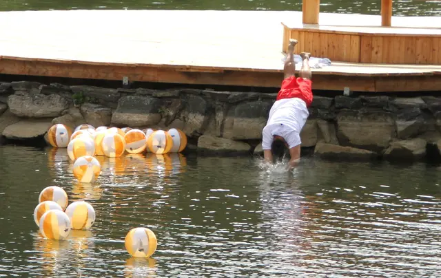 Zuerst übergab Bürgermeister Martin Kramelhofer die Wasserbälle und danach wagte er einen Sprung in den Badesee. | Foto: Peter Seper