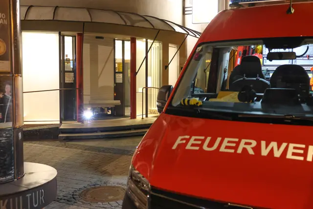 Die Feuerwehrkräfte konnten die Tür der Apotheke wieder verschließen. | Foto: Laumat.at/Matthias Lauber
