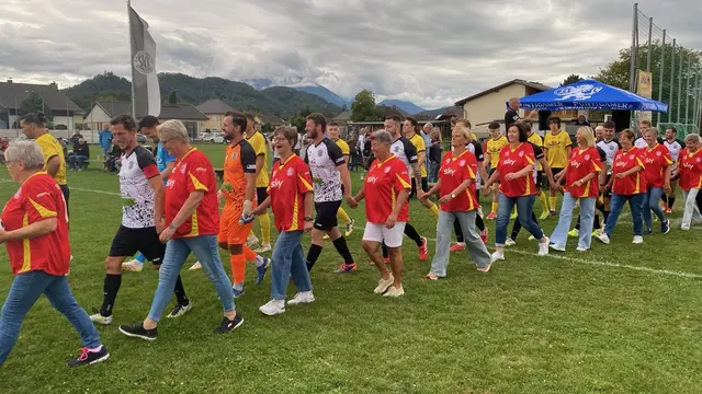 Tosenden Applaus von den zahlreichen Zuschauern gab es für den gemeinsamen Einmarsch mit den Kühnsdorfer Kickern. | Foto: Seniorenbund Kühnsdorf