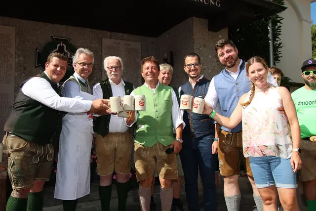 Zwei Jubiläen wurden rund um die Kirche gefeiert. Den Bieranstich nahm Vizebürgermeister Christoph Brandstätter im Beisen von zahlreichen Festgästen vor.