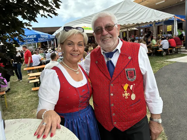 Marketenderin Margit Pint und Gottfried Meitz begrüßten die Gäste herzlich mit einem "Angesetzten" oder einem "Selbstgebrannten" | Foto: Anna Maria Kaufmann