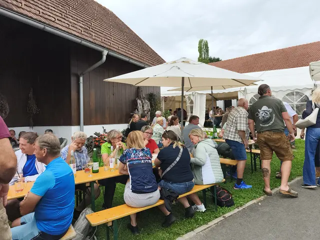 Sukzessive strömten Besucher herbei... | Foto: Günther Koch