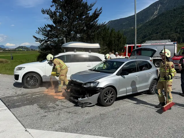 Nach der Kollision auf der B171 in Buch in Tirol musste die Freiwillige Feuerwehr ausgetretene Betriebsflüssigkeiten binden. | Foto: ZOOM Tirol
