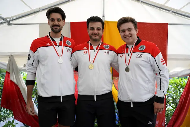 Andreas Thum (Mitte - SG Fügenberg) konnte sich in der Männerwertung Stehend frei vor Michael Höllwarth (SG Aschau - links) und Johannes Kuen (SG Absam - rechts) durchsetzen.  | Foto: Christian Kramler / TLSB