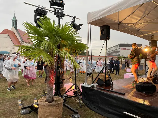 Ein kleiner Rückblick zum Freitag: Auch vom strömenden Regen ließen sich Tanzbegeisterte nicht vom Tanzen abhalten. | Foto: Binder