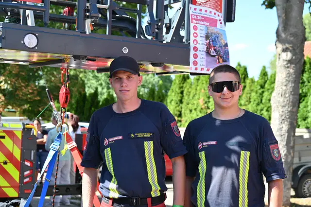 FF Melk: Julian Reiter und Philipp Sonnberger bei der Drehleiter | Foto: Gerlinde Siebenhandl