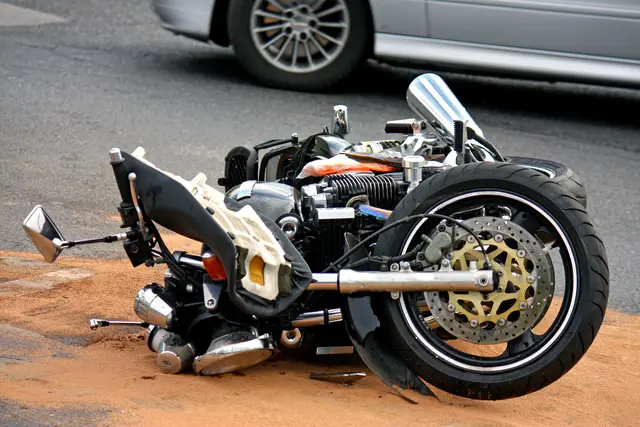 Der 54-jährige Motorradfahrer schlitterte gegen das Auto eines 53-Jährigen. | Foto: PantherMedia / kodda