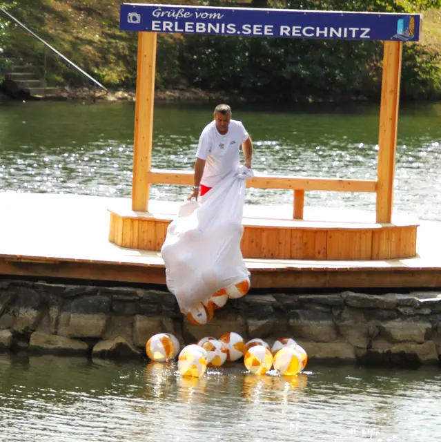 Zuerst übergab Bürgermeister Martin Kramelhofer die Wasserbälle und danach wagte er einen Sprung in den Badesee. | Foto: Peter Seper