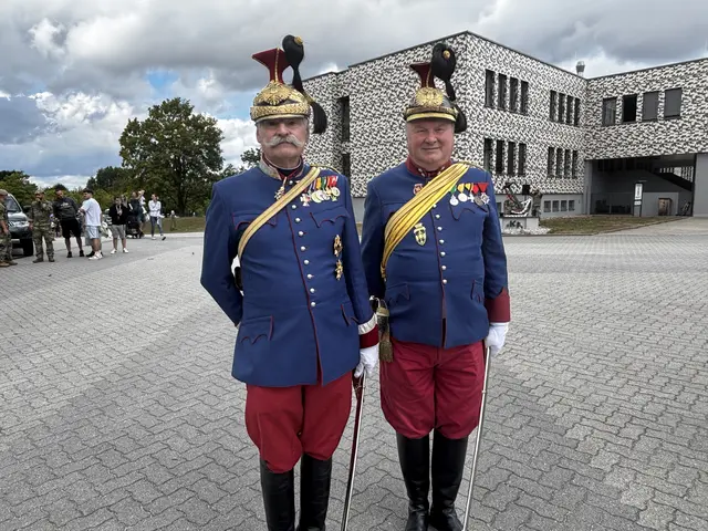 Franz Brandstetter und Karl Weidinger in historischen Uniformen.  | Foto: Dietl-Schuller