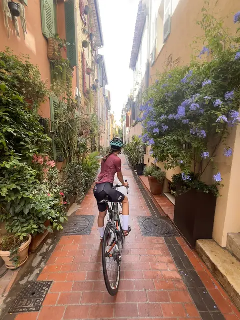 Mit dem Rennrad durch die Gassen. | Foto: Mariella Ehgartner