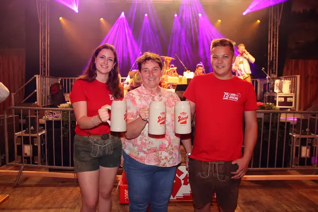 Bieranstich von Bürgermeisterin Andrea Pabinger mit Elisabeth Gangl und Felix Armstorfer.