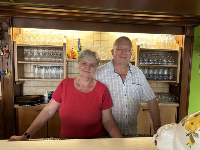Verabschieden sich am 28. August von ihren Gästen am Schlösslberg in Mogersdorf: die Wirtsleute Andrea Kalcher und Franz Muhr.  | Foto: Elisabeth Kloiber/MeinBezirk