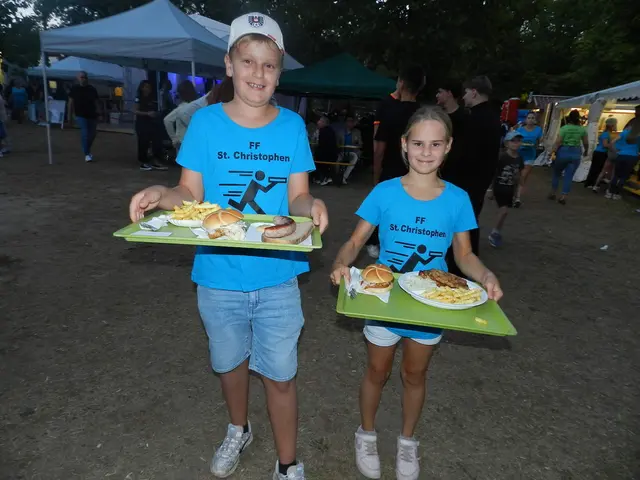 Maxi Hinterberger, Liesa Zarda gehörten zu den  250 freiwilligen Helfern | Foto: Heribert Punz