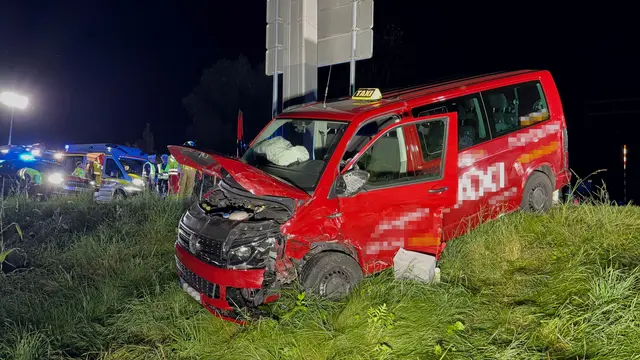 Durch die Kollision wurde ein Fahrzeug in ein angrenzendes Feld geschleudert und beschädigte dabei einen Stromverteiler. | Foto: ZOOM Tirol
