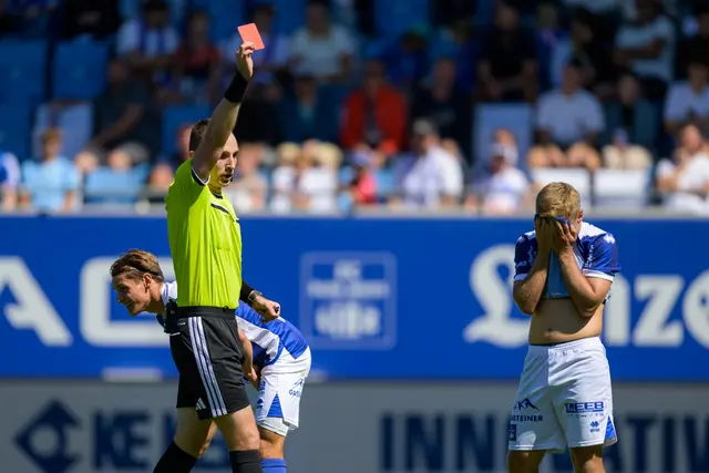 Schiedsrichter Stefan Macanovic zeigt Rot, in Hälfte eins verhinderte er die Voitsberger Führung. | Foto: GEPA-Pictures
