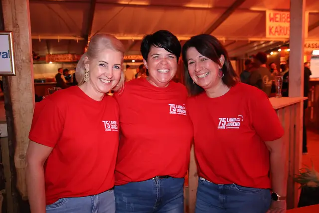 Die Festbesucher empfingen Eva, Birgit und Renate.
