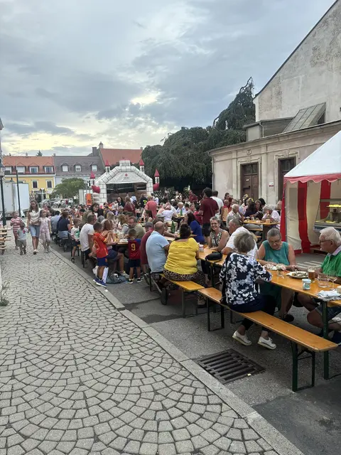 Die Besucherinnen und Besucher genossen den Musi' Heuriger in vollen Zügen. | Foto: Lukas Leidenfrost