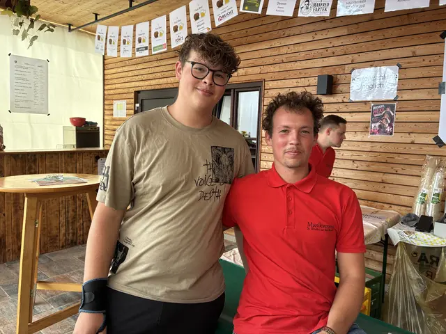 Auch Sebastian und Fabian waren unter den fleißigen Helfern. | Foto: Anna Maria Kaufmann