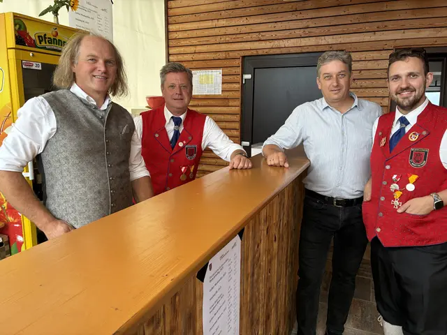 Von links: Robert Weilharter, Hannes Petanovits, Vizebürgermeister Siegfried Niederer und Kapellmeister Christopher Fartek. | Foto: Anna Maria Kaufmann