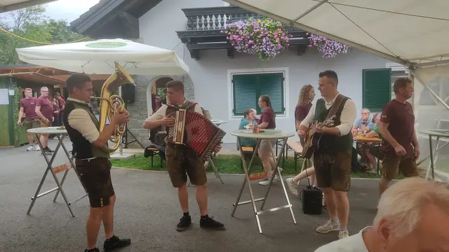 Das Wolfgangi Trio sorgte auf musikalische Art und Weise noch zusätzlich für beste Stimmung der Besucher des Hoffestes. Und dies sogar bis in die Abendstunden. | Foto: Günther Koch
