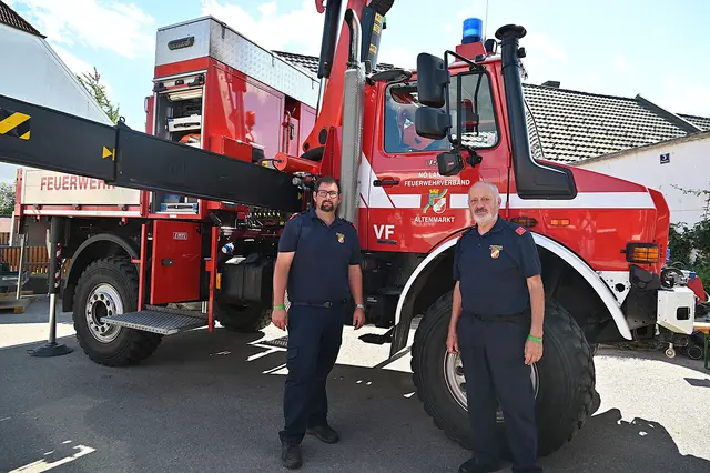 FF Altenmarkt mit dem Versorgerfahrzeug: Florian Huber jun. mit Siegfried Huber | Foto: Gerlinde Siebenhandl