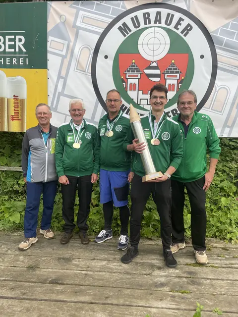 Die Mannschaft des Murauer Schützenvereins mit dem Wanderpokal:
Franz Dorfer, Landessportleitetr Walter Zitz, Gerhard Köstner, Julian Krapfl, Edmund Strohmayr | Foto: Köstner