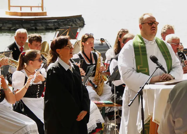 Andrea Adelmann und Pfarrer David Grandits eröffneten den Festtag mit einem feierlichen ökomenischen Gottesdienst. | Foto: Peter Seper