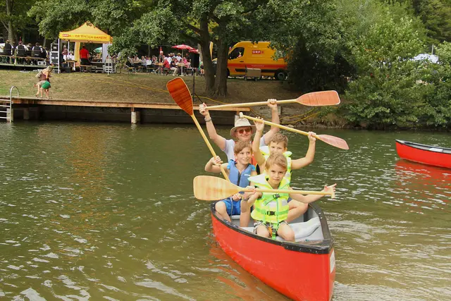 Kanu- und Tretbootfahren sowie das Sautrogrennen standen bei den Wasserspielen auf dem Programm. | Foto: Peter Seper