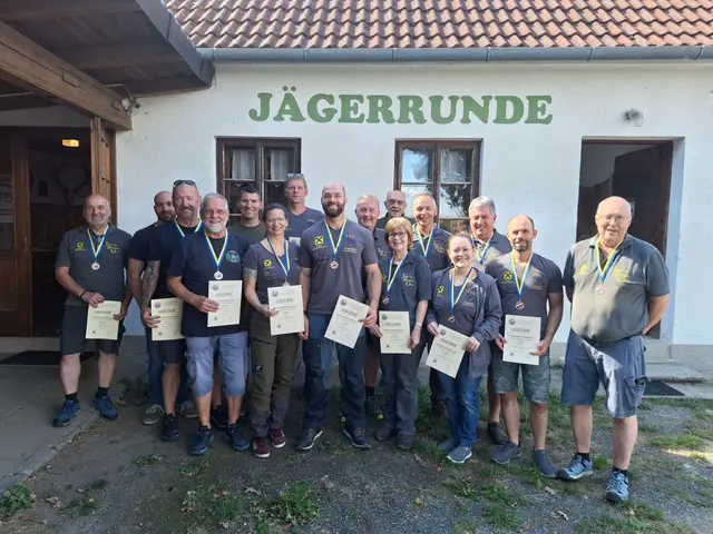 Bei der er Siegerehrung : Ernst Juhitzer, Dominik Irschik, Johann Kainz, Christian Dürr, Markus Langsteiner, Kerstin Freisleben-Schöbel, Rene Supper, Herbert Schöbel, Günter Schmidt, Rudolf Carl Wurst, Angelika Tanzer, Manfred Garschall, Astrid Kaltenbrunner, Leopold Danzinger, Patrick Kaltenbrunner und Erwin Weiss (v.l.) | Foto: JSG Waidhofen/Thaya
