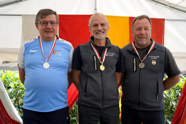 Christoph Schatz (Mitte - SG Imst) und sein Vereinskollege Michael Jäger (rechts) konnten bei den Landesmeisterschaften für Kleinkalibergewehr für 100m Gold und Bronze Sitzend frei / Seniorenklasse 2 gewinnen.  | Foto: Christian Kramer / TLSB