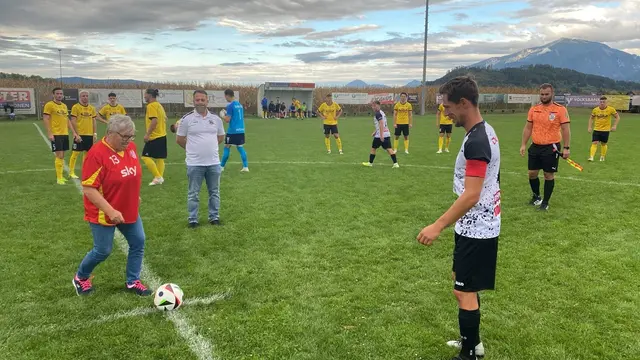 Gemeinsam wurde der Ankick für das Spiel vorgenommen. | Foto: Seniorenbund Kühnsdorf