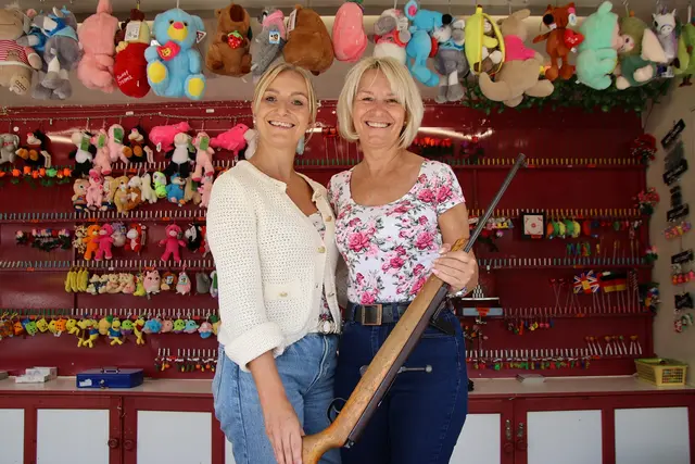 Den Schießstand betreuten Stefanie und Monika Kabosch.
