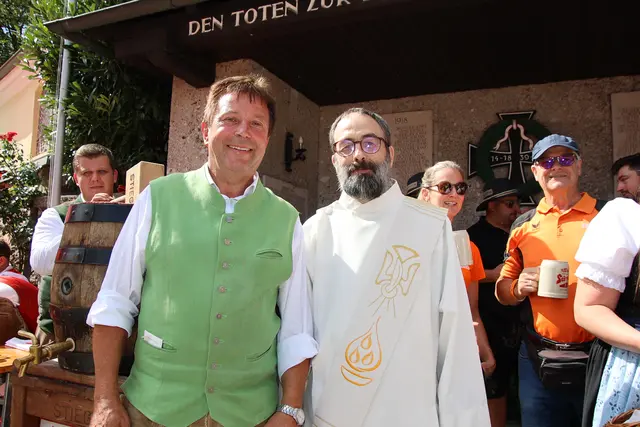Dorffest-Orgnaisator Walter Zeitlhofer und Pfarrer Christoph Schobesberger.