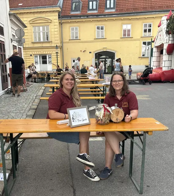 Maria Sorgner (l) und Cornelia Pillinger, Mitglieder der Blasmusik Bruck, unterstützten tatkräftig und halfen beim Gelingen des Abends mit. | Foto: Lukas Leidenfrost