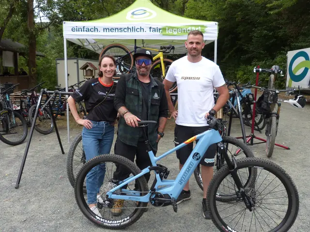 Das neue speziell für die Burgenland Trails angefertigte Spusu-Bike wurde vor Ort von Cathrin Marth, Management der Spusu Bike Burgenland Trails, Daniel Tulla, ebenfalls Management der Spusu Bike Burgenland Trails und Patrick Vollmann, Geschäftsführer von Spusu Bike präsentiert! | Foto: Vanessa Wittmann