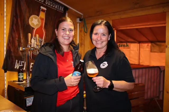 Gusswerk-Hopfensaft schenkten Lisa und Sandra ein.