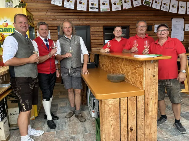 Obmann Hannes Petanovits, zweiter von links, mit seinem Team. | Foto: Anna Maria Kaufmann