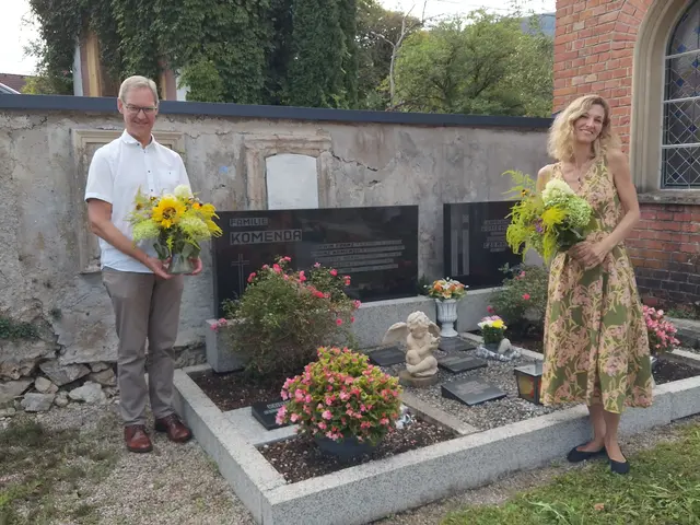 Weyers Bürgermeister Leopold Buchriegler und Elizabeth Spiekermann, Sprecherin des lokalen Tourismusforums und Historikerin, beim Besuch des Grabs von Erwin Komenda. | Foto: Spiekermann