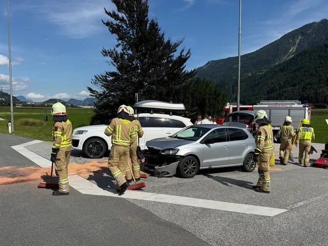 An beiden beteiligten Fahrzeugen entstand Sachschaden. Die Unfallstelle wurde von der Feuerwehr abgesichert. | Foto: ZOOM Tirol
