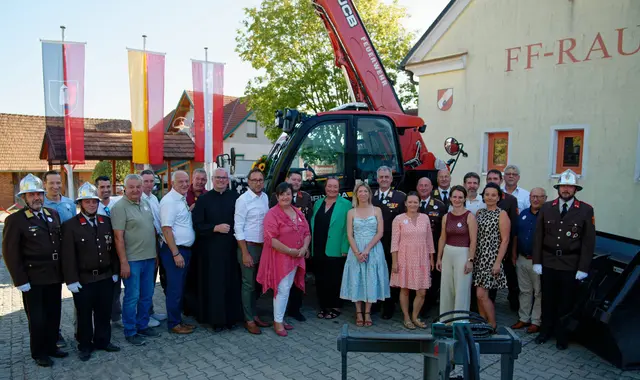 Rauchwarts Kommandant Dominik Zach konnte zur Segnung des neuen Teleskopladers zahlreiche Ehrengäste begrüßen.  | Foto: Feuerwehr Rauchwart