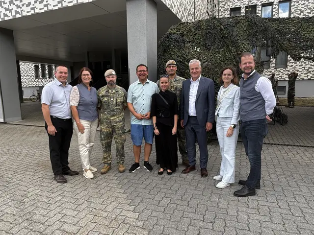 Gemeinderat Gerhard Irxenmayer, Gemeinderätin Michaela Pfaffeneder, Bürgermeister Christian Haberhauer, Kommandant Oberstleutnant Gregor Richter, Katharina Reich, Finanzlandesrat Anton Kasser, Bezirkshauptfrau Martina Gerersdorfer und Andreas Gruber (Gemeinderat, Ortsvorsteher Preinsbach). | Foto: Dietl-Schuller