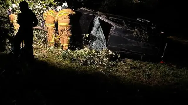 Das Fahrzeug wurde durch den Absturz vollständig zerstört. | Foto: Feuerwehr Schwarzach