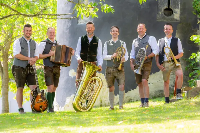 Da gehen die Bässe durch die Decke: Die "Bosstrompeten Musi" spielt am 29. August in Ottendorf auf. | Foto: Zauberbilder
