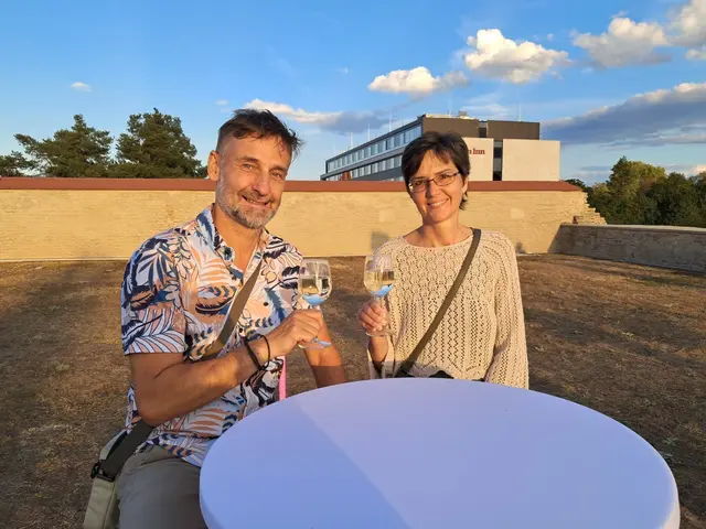 Genossen zu den letzten Sonnenstrahlen ein kühles Getränk: Alexander Cresnar und Alexandra Berger | Foto: Binder