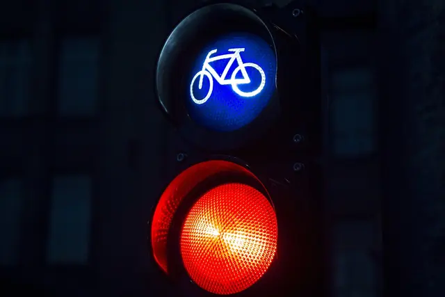 Am Rennweg in Innsbruck kollidierten zwei Radfahrer an einer ampelgeregelten Kreuzung. | Foto: pixabay / paulsteuber