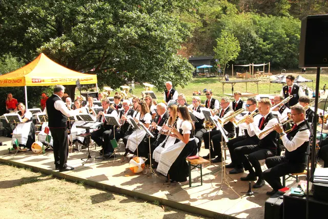 Ab 11.00 Uhr übernahm die Trachtenmusikkapelle Rechnitz das musikalisch Kommando und sorgte für einen schwungvollen Frühschoppen. | Foto: Peter Seper