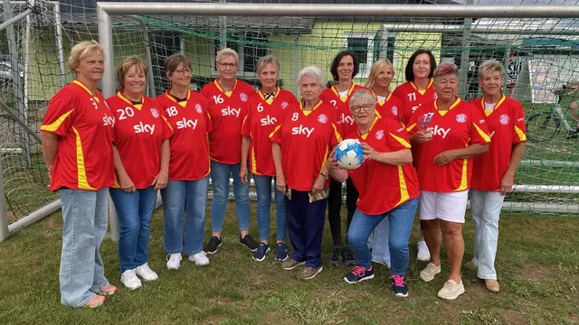 Der Seniorenbund Kühnsdorf unterstützte den heimischen Fußballverein SKK beim Unterliga-Meisterschaftsspiel gegen Kraig mit einer Ballspende. | Foto: Seniorenbund Kühnsdorf