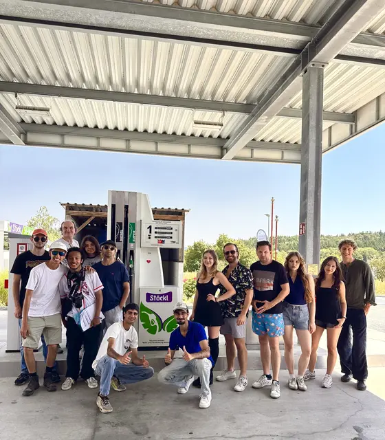 Dreharbeiten an der Tankstelle Stöckl in Mariasdorf: Der Standort wurde für die Komödie "4 Jungs-1 Stadt" erneut zur Filmkulisse.  | Foto: Lisa Stöckl